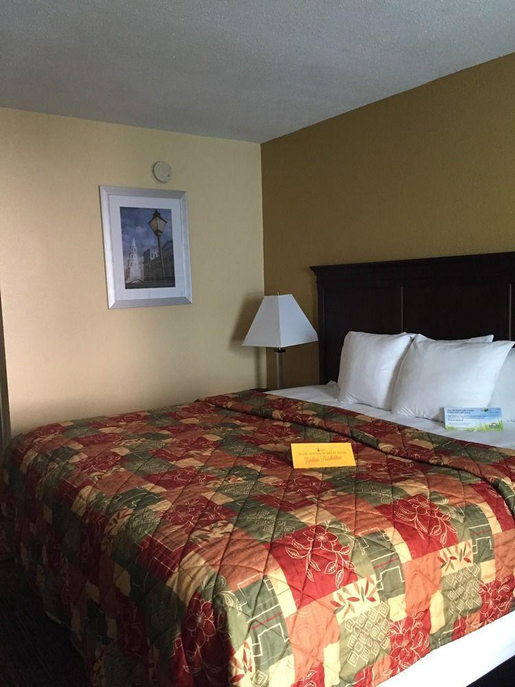 Days Inn By Wyndham Charleston Historic District Екстер'єр фото